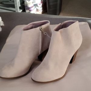 Old navy beige booties in excellent